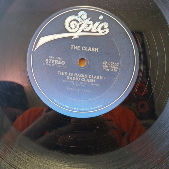 THE CLASH - "THIS IS RADIO CLASH" / EPIC RECORDS 1981. Vynl in excellent conditi - Picture 5 of 5
